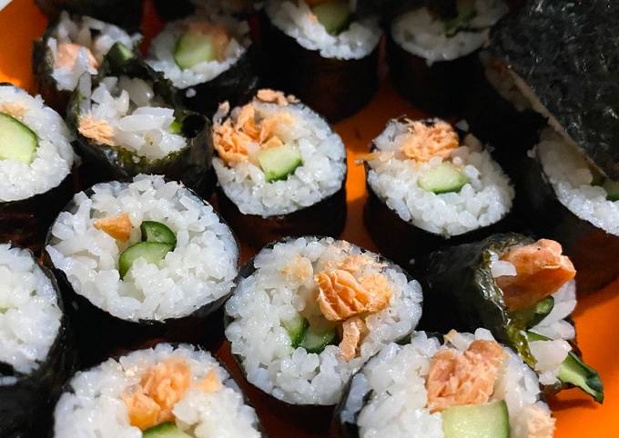 Membuat Sushi Roll Salmon